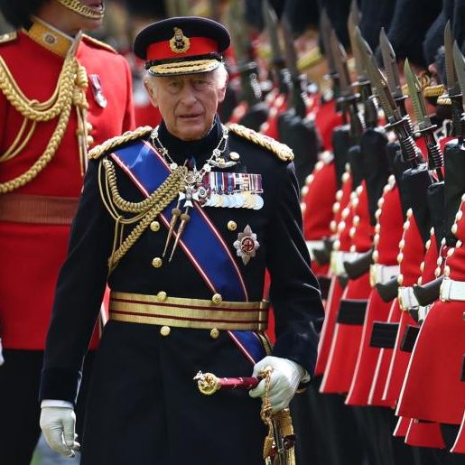 Die jährliche Geburtstagsparade des Monarchen, bekannt als "Trooping the Colour", ist eine historische Zeremonie voller Prunk und Militärkapellen.