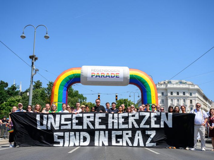 Gedenkmarsch nach dem Amoklauf in Graz im Rahmen der Vienna Pride 2025. Gedenkmarsch nach dem Amoklauf in Graz im Rahmen der Vienna Pride 2025.