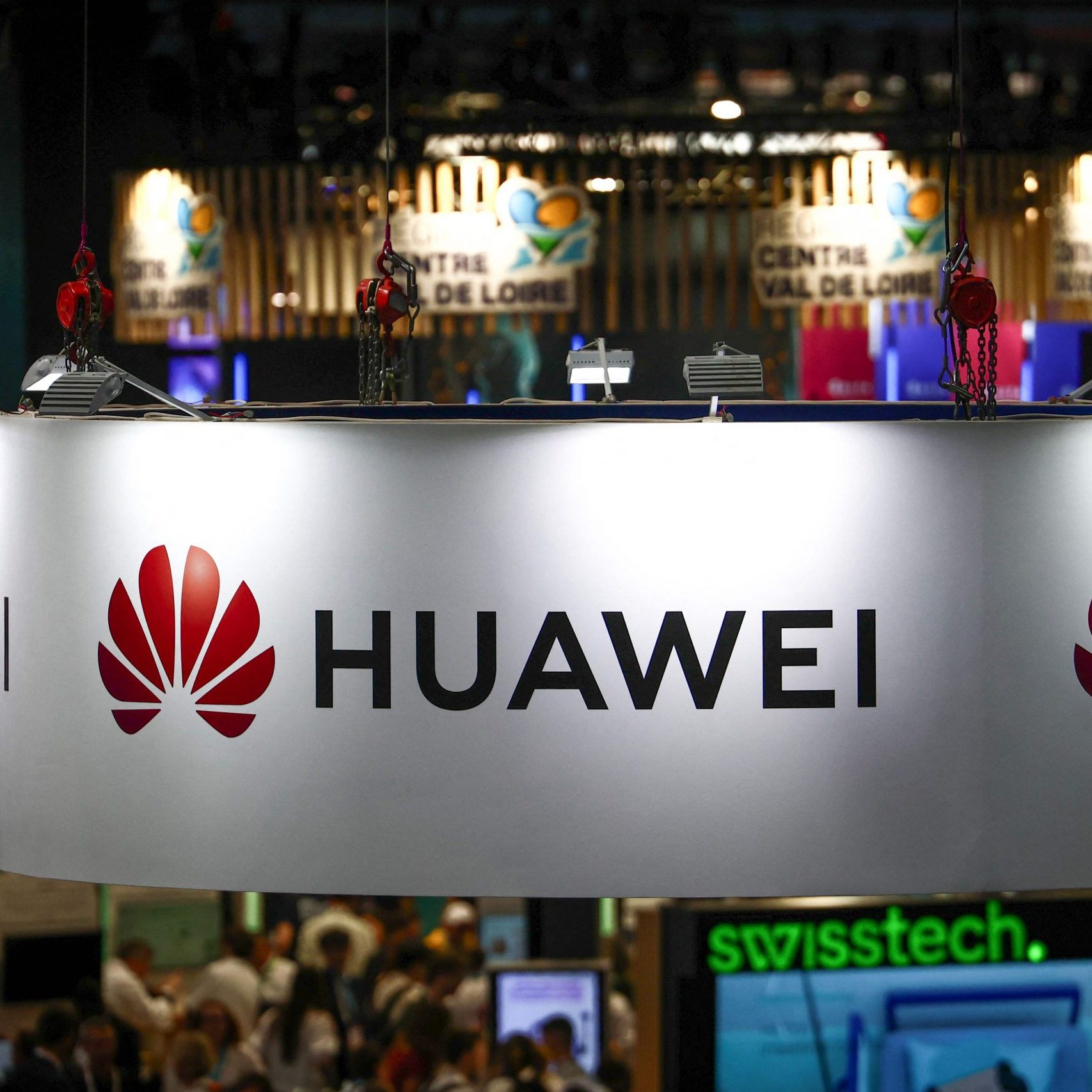 Huawei forscht an neuartigen Festkörperbatterien, die Reichweiten von 3.000 Kilometern ermöglichen sollen.