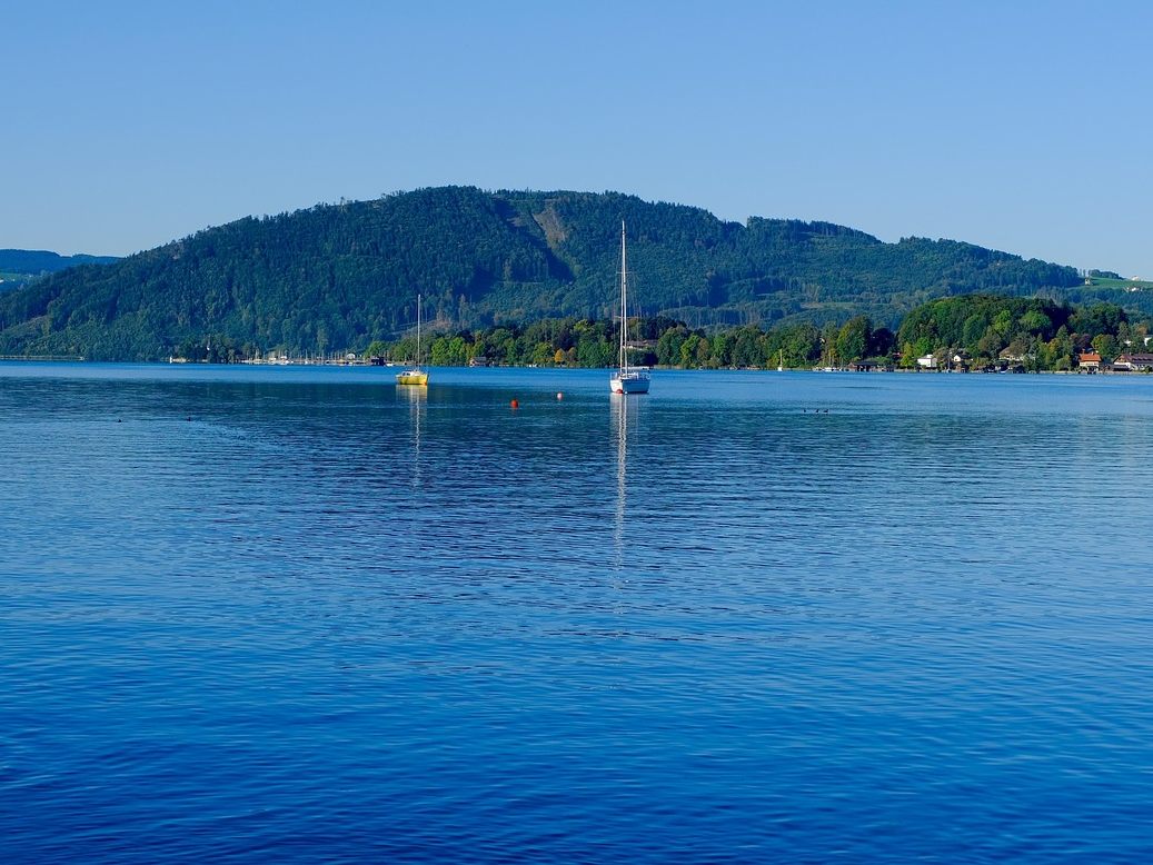 Die Suche nach einer vermissten Frau im Attersee läuft. Die Suche nach einer vermissten Frau im Attersee läuft.