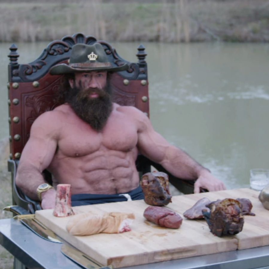 Fitness-Influencer Liver King wurde in Austin festgenommen, nachdem er Joe Rogan in Videos bedroht hatte. Ihm drohen rechtliche Konsequenzen.