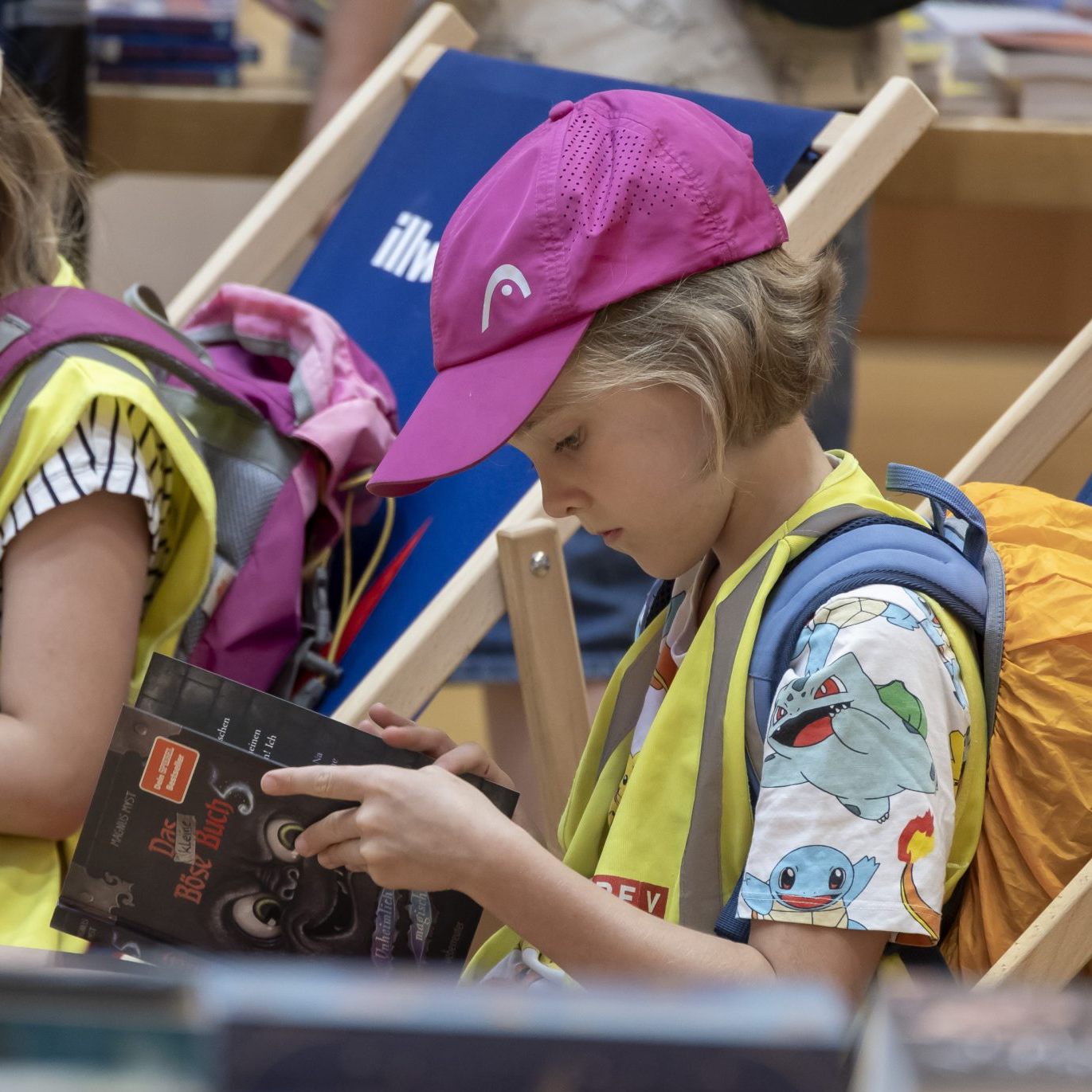 Interessierte Kinder bei der "Buch am Bach"