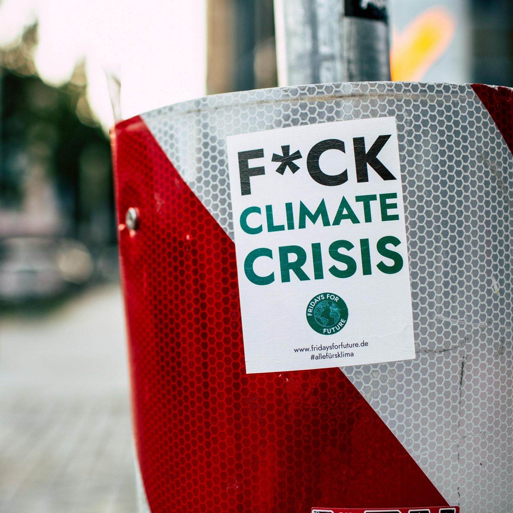 Ein neuer Bericht des IPIE zeigt, wie gezielte Falschinformationen über erneuerbare Energien und Klimapolitik den globalen Klimaschutz behindern.