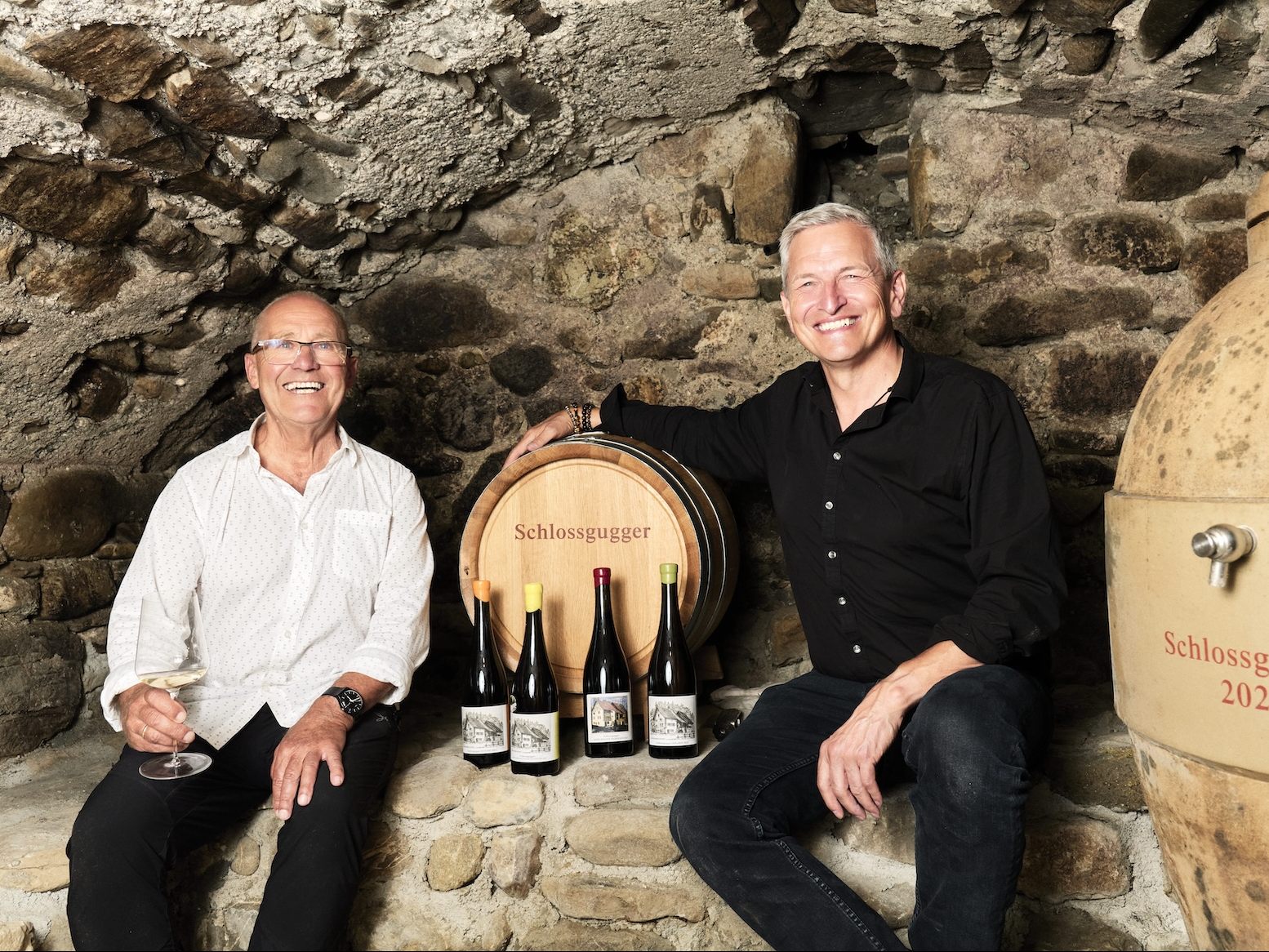 Erfolgreiche Winzer: Harry König und Stefan Grabher (v.l.) im Weinkeller des Schlossguggerhauses. Erfolgreiche Winzer: Harry König und Stefan Grabher (v.l.) im Weinkeller des Schlossguggerhauses.