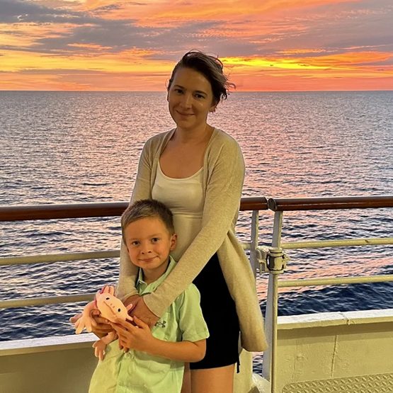 Ex-Uni-Angestellte Rachel Jimenez erzielt 14.000 $ im Monat mit Nebeneinkünften. Ihre 5 besten Tipps für ein erfolgreiches Side Hustle.