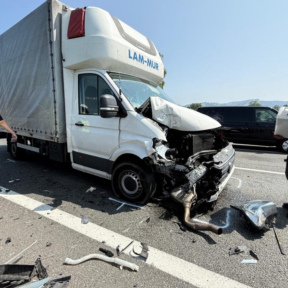 Unfall auf der A14 mit drei beteiligten Fahrzeugen.