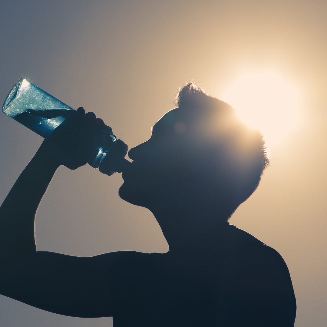 Bei Hitze braucht der Körper mehr Flüssigkeit. So viel sollten Sie wirklich trinken – und warum zwei Liter oft nicht ausreichen.