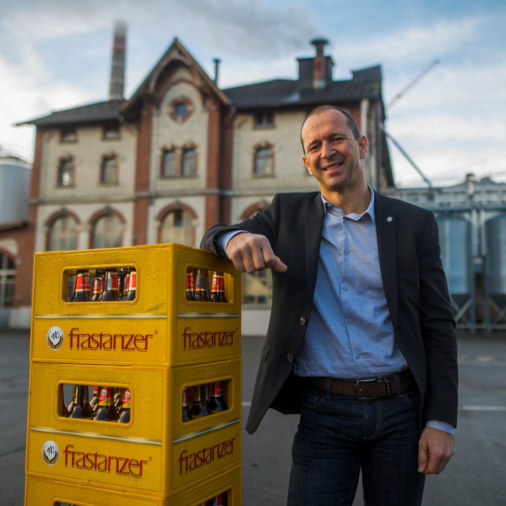 Kurt Michelini vor dem Südhaus der Brauerei Frastanzer