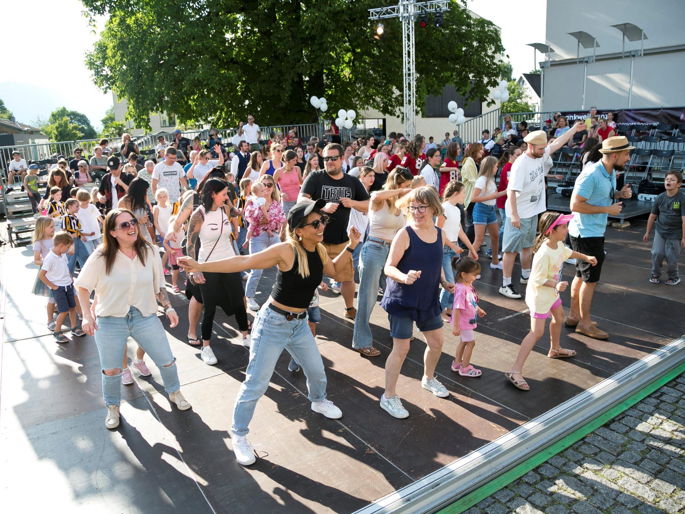 Der Marktplatz Rankweil verwandelte sich im Rahmen von „Rankweil tanzt“ in ein großes Tanzparkett. Der Marktplatz Rankweil verwandelte sich im Rahmen von „Rankweil tanzt“ in ein großes Tanzparkett.