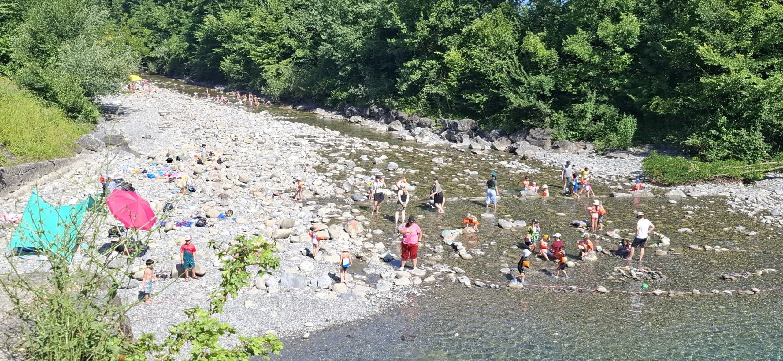 Die Kinder bauten Kunstwerke aus Steinen und anderen Naturmaterialien. Die Kinder bauten Kunstwerke aus Steinen und anderen Naturmaterialien.