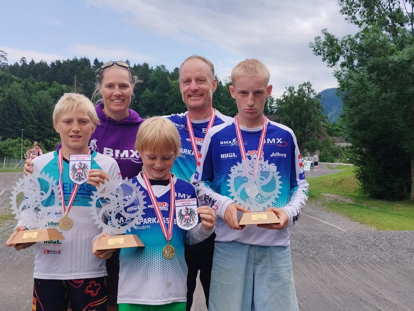 v.l.: Janik, Kerstin, Emil, Sebastian u. Luka Oppel v.l.: Janik, Kerstin, Emil, Sebastian u. Luka Oppel