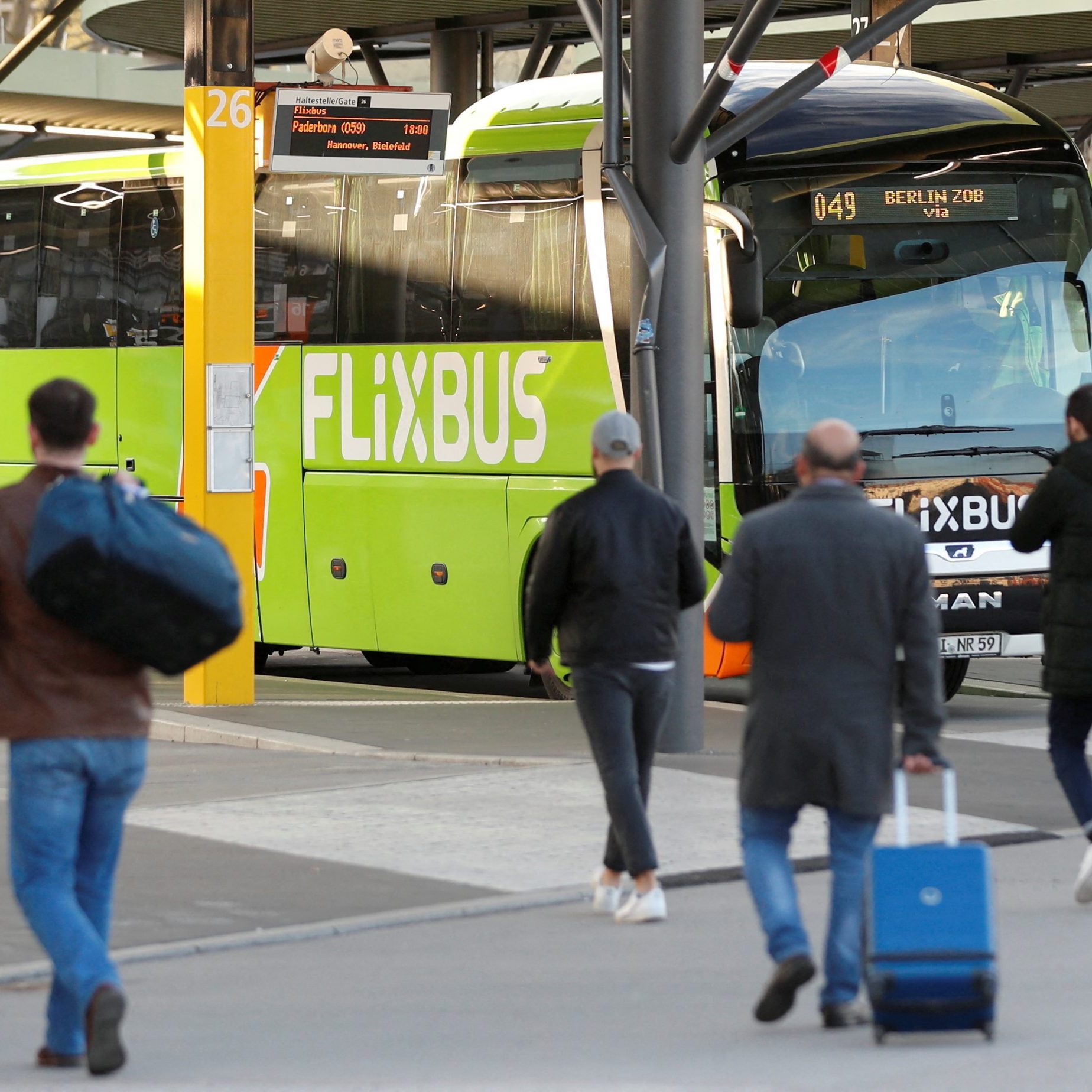 Nach dem schweren Flixbus-Unfall mit 20 Verletzten stellt sich die Frage: Wie sicher ist das Reisen mit Fernbussen? Ein Überblick über Fakten und Risiken.