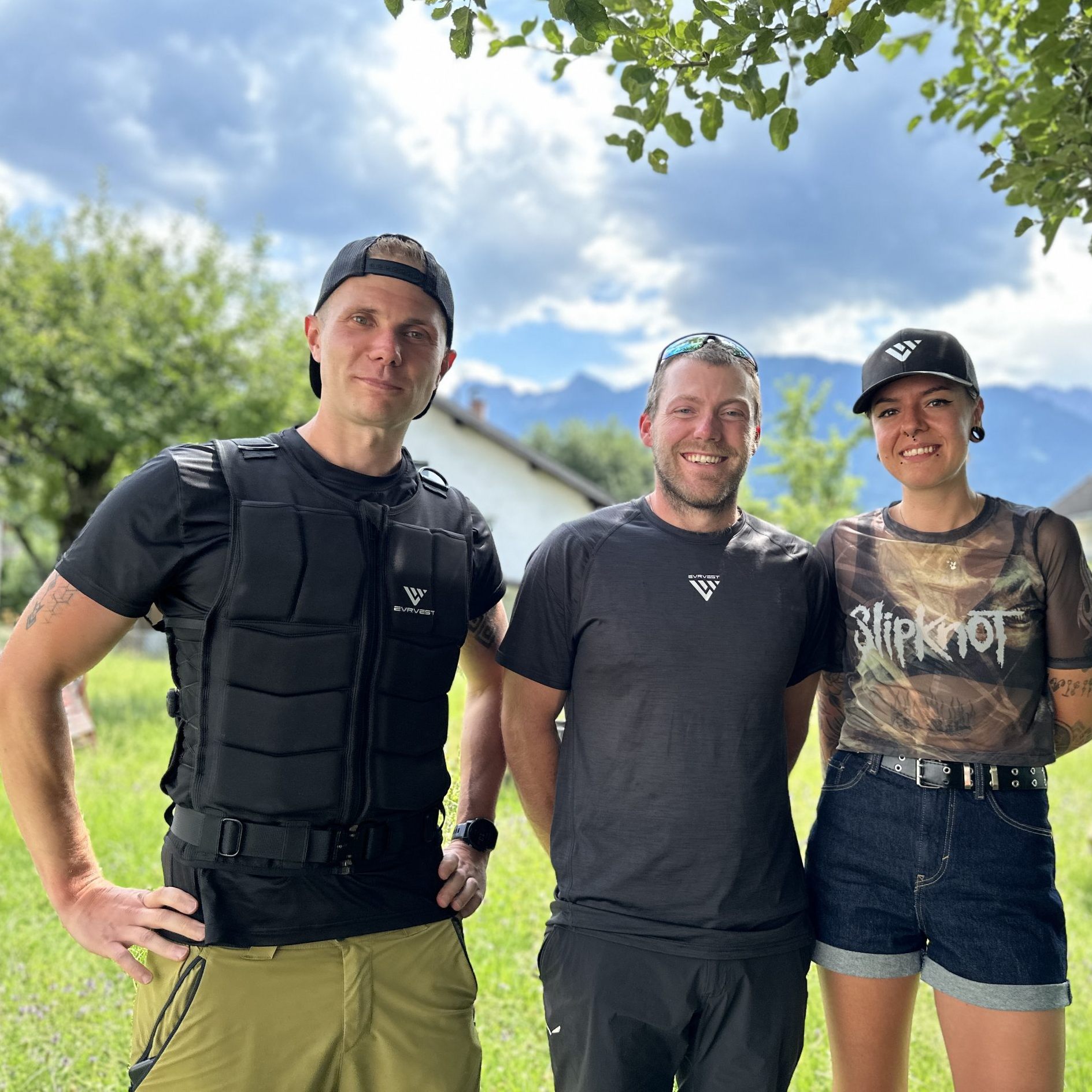 Fabian, Maximilian und Janine stehen hinter dem Event und der Gewichtsweste.