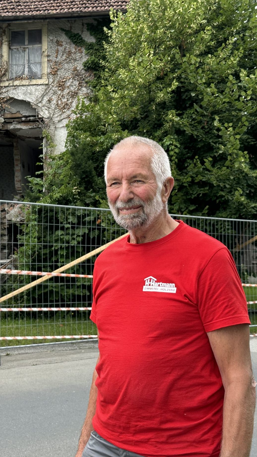 Hubert vor dem ehemaligen Gasthaus, mit dem ihn einiges verbindet.