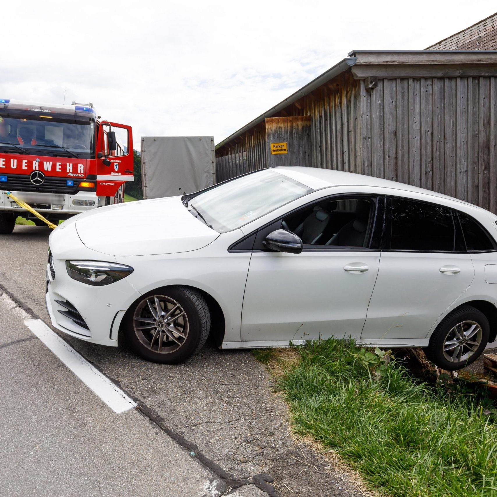 Unfall auf L73: 83-Jähriger rutscht mit Pkw fast über Böschung.
