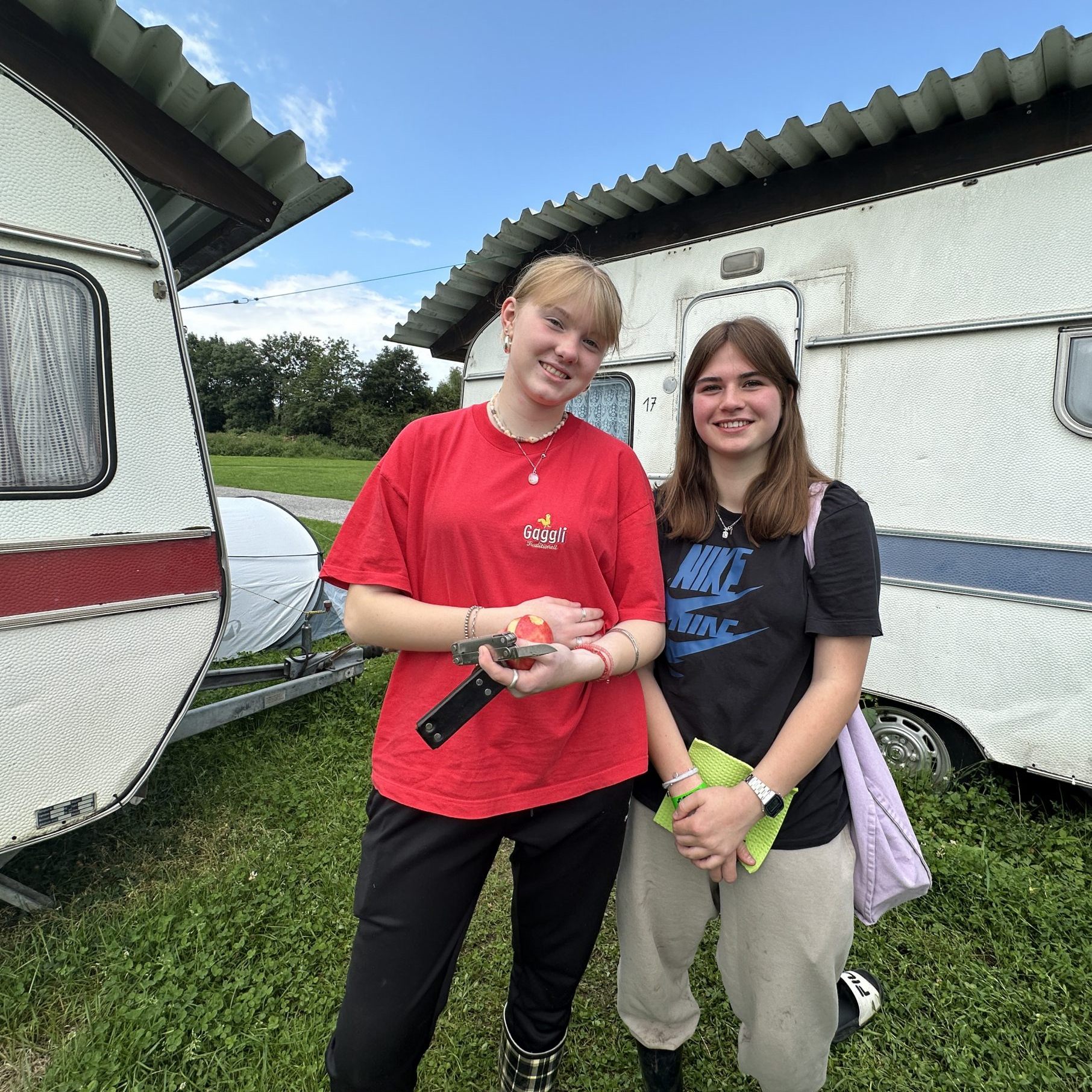 Leah und Luzi waren trotz verregnetem Wetter gut gelaunt.