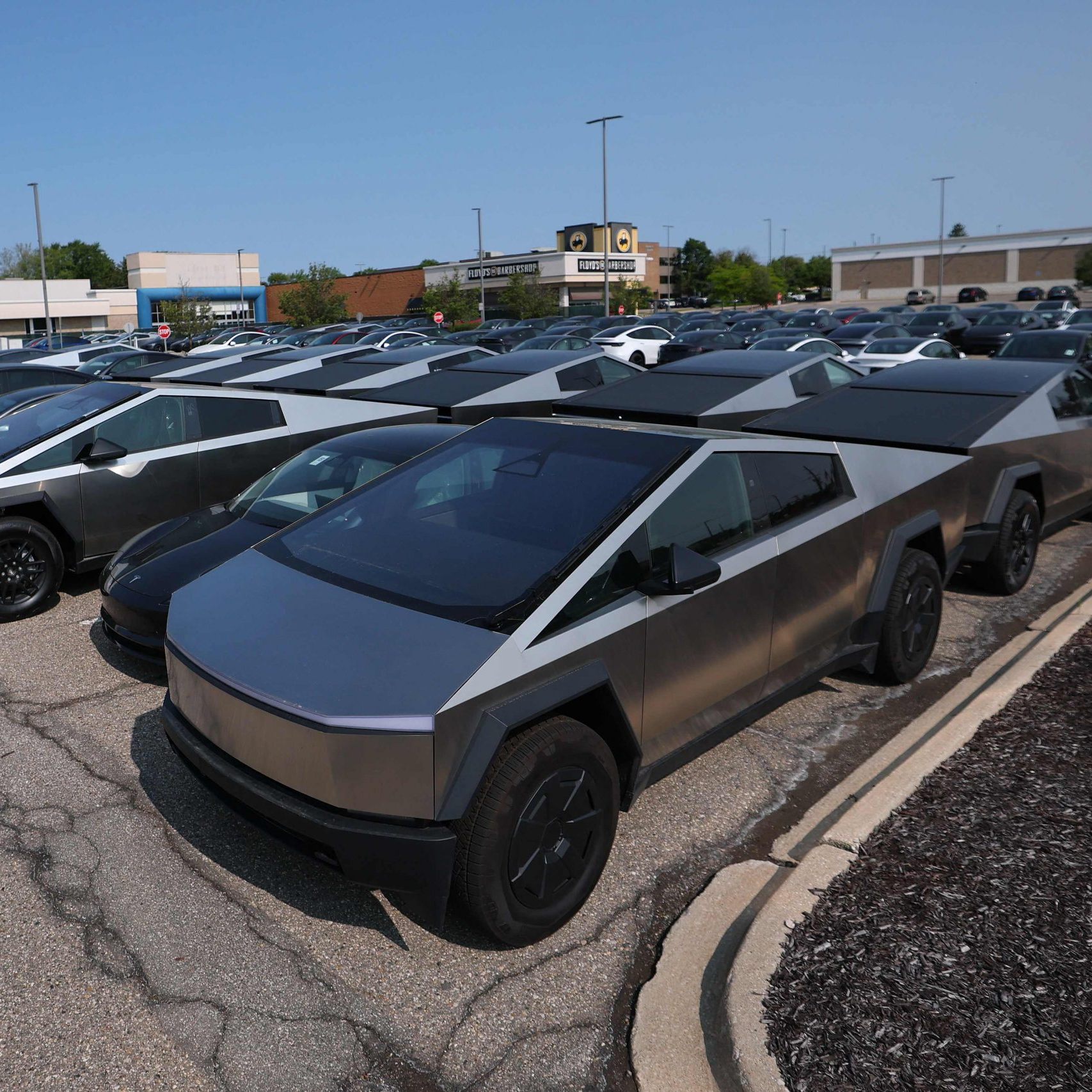 Tesla kämpft mit Cybertruck-Verkäufen. Einbruch bei Auslieferungen und Aktienkurs. Gründe: Design, Preis, Konkurrenz.