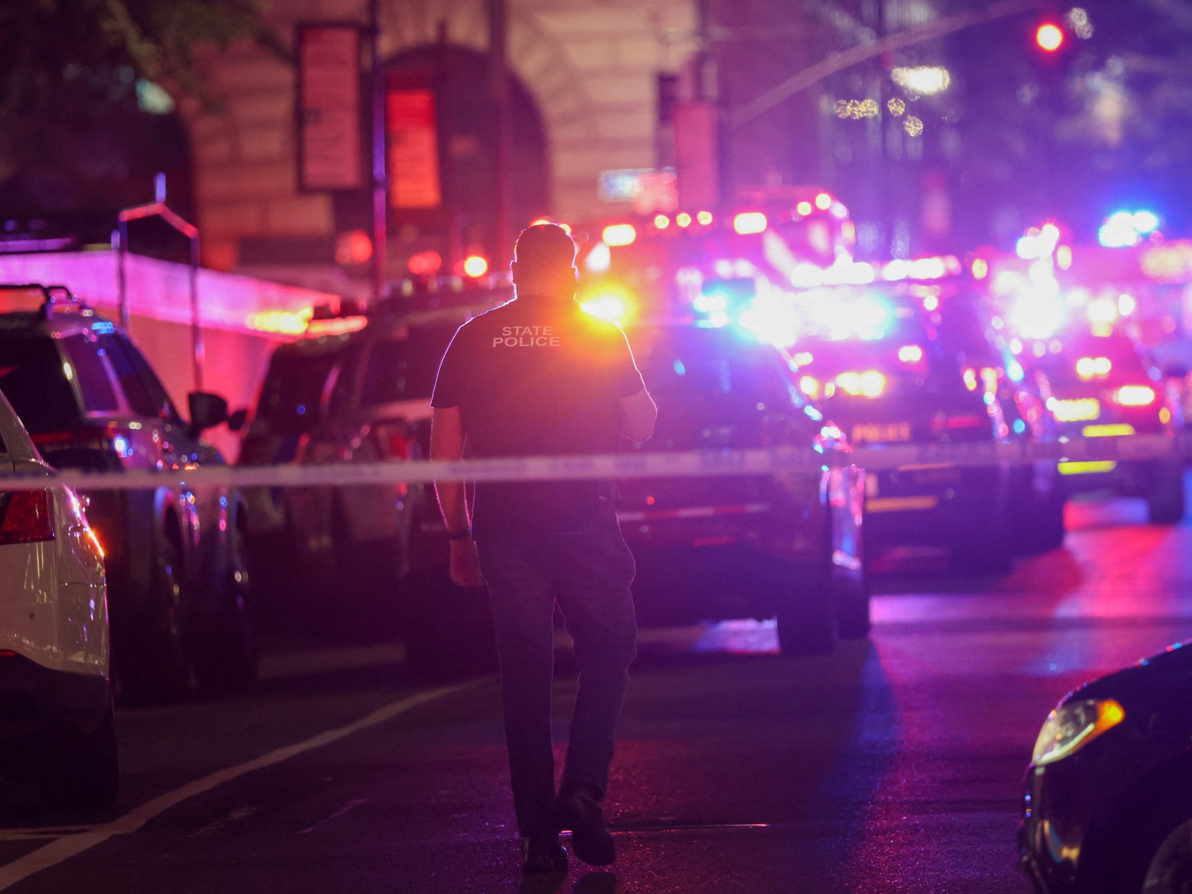 Bei Schüssen in einem New Yorker Wolkenkratzer wurden mehrere Menschen getötet. Bei Schüssen in einem New Yorker Wolkenkratzer wurden mehrere Menschen getötet.
