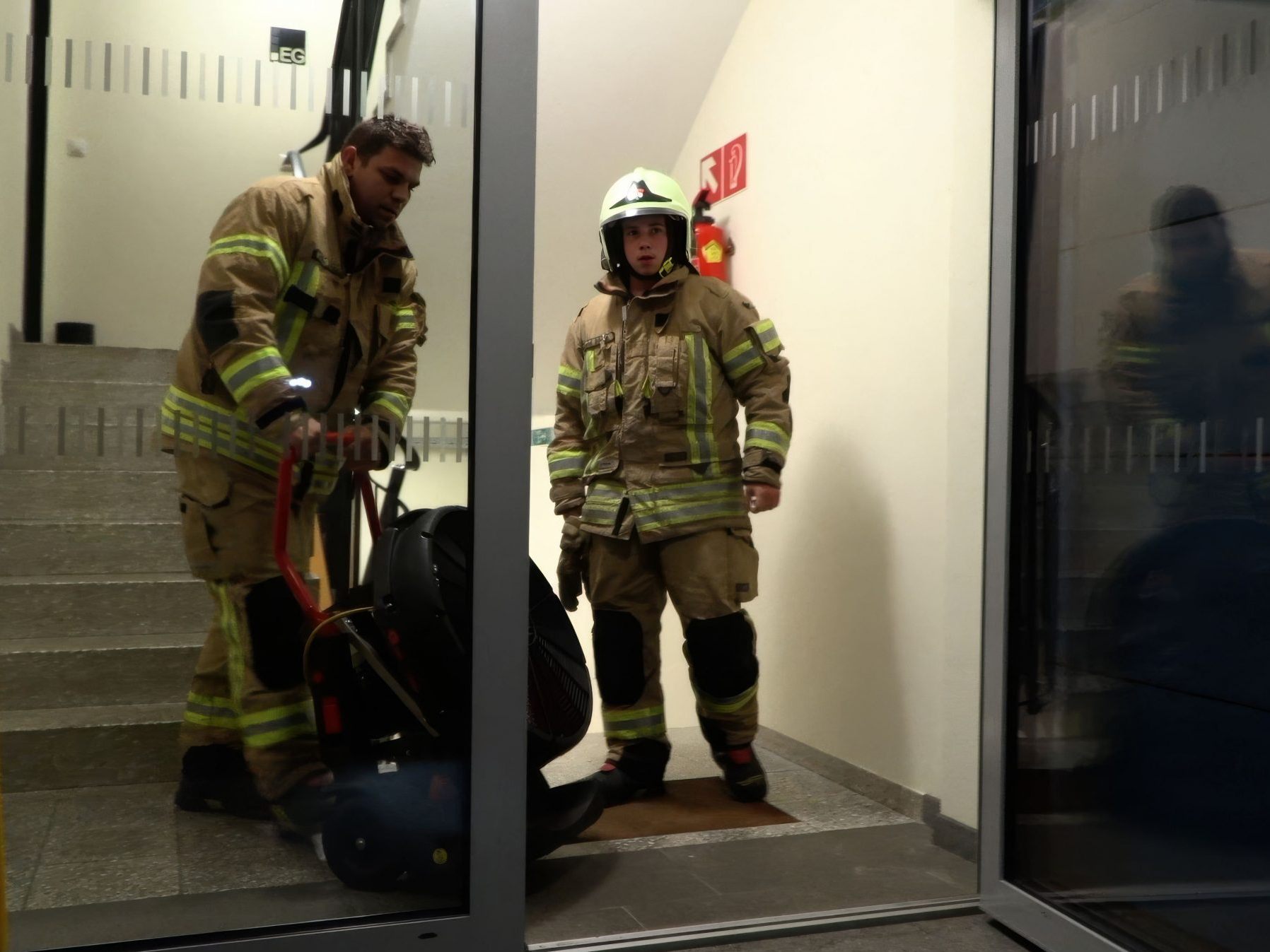 Die Feuerwehr belüftete die Wohnung sowie das Stiegenhaus Die Feuerwehr belüftete die Wohnung sowie das Stiegenhaus