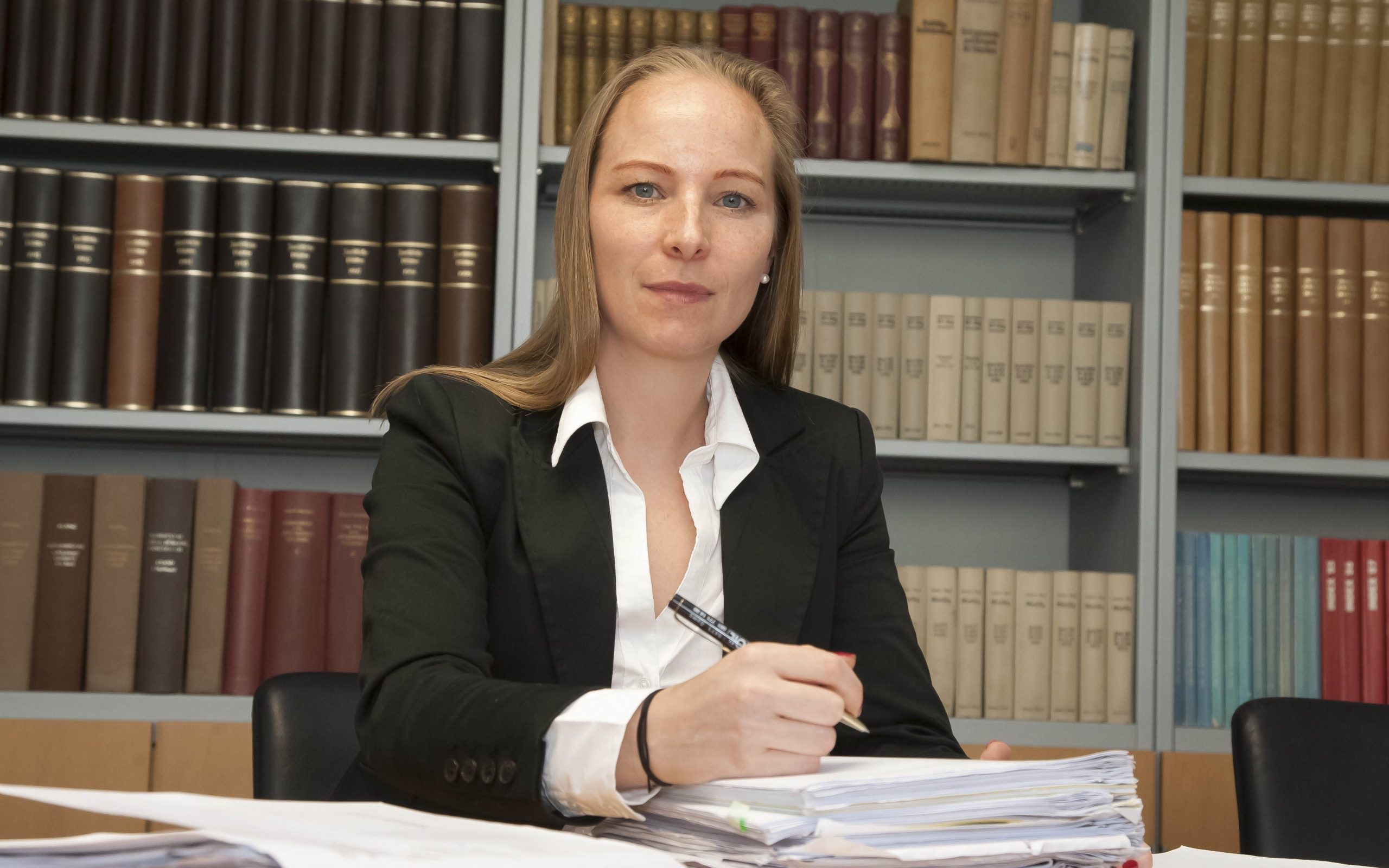Portraits (lachend und ernst) sowie Arbeitssituationsbilder von Rechtsanwltin Olivia Lerch