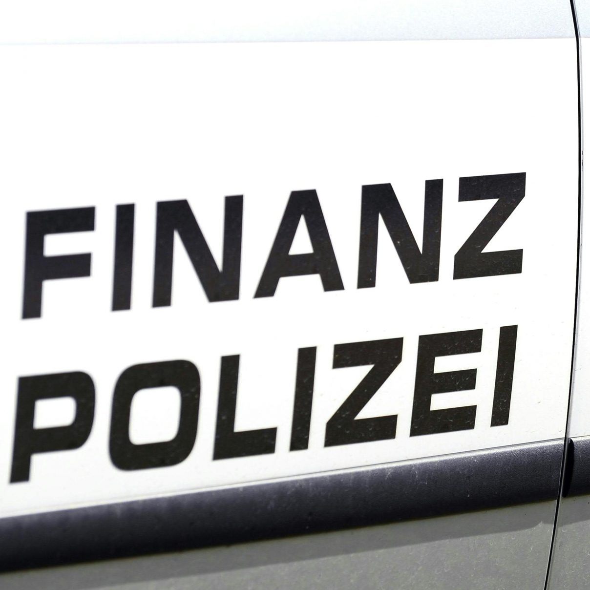 Die Finanzpolizei deckte dutzende Verstöße bei Essenzustellern auf.