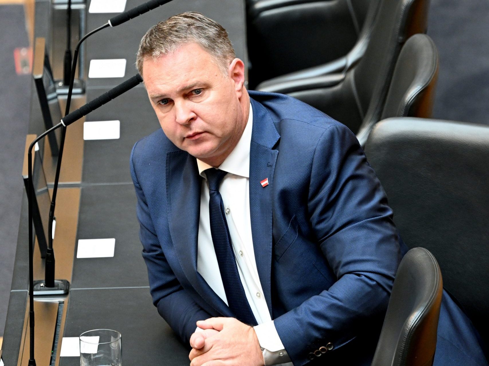 Tumult bei Fragestunde: "Ihr Kriegstreiber!" schallt durch den Saal