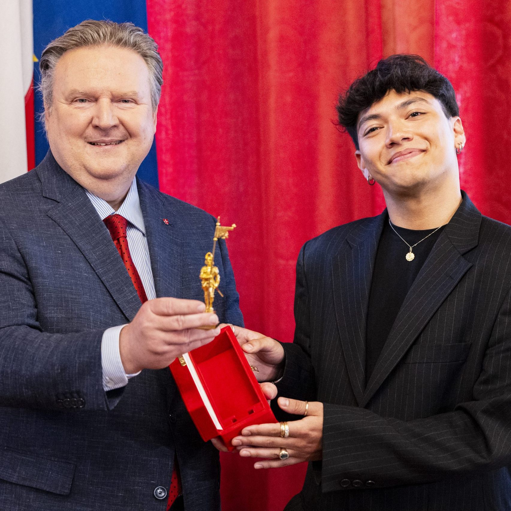 Bürgermeister Ludwig und ESC-Gewinner "JJ" am Dienstag bei der Überreichung des "Goldenen Rathausmannes" im Wiener Rathaus.