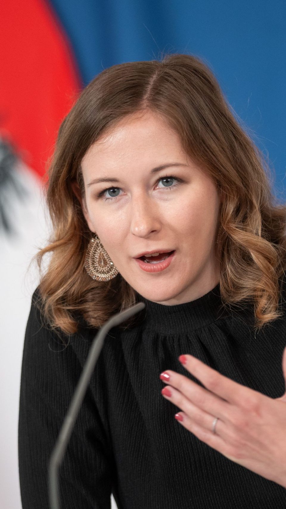 Integrationsministerin Claudia Plakolm präsentiert gemeinsam mit Statistik Austria das Jahrbuch 2025 zu Migration und Integration im Bundeskanzleramt.