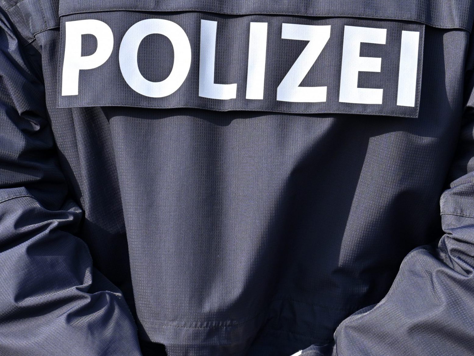Ein falscher Polizist überlistete einen Mann. Ein falscher Polizist überlistete einen Mann.