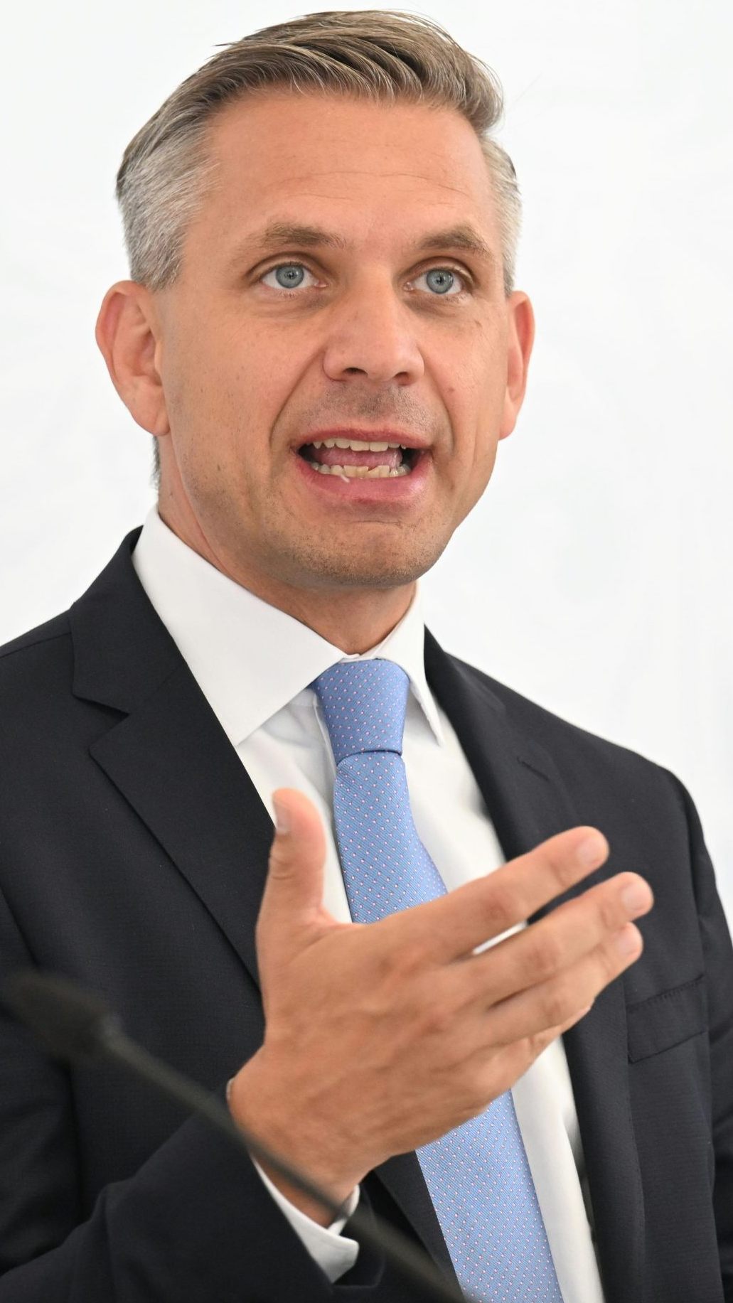 Wirtschaftsminister Wolfgang Hattmannsdorfer (ÖVP) und Staatssekretärin Michaela Schmidt-Zehenter präsentierten am Freitag das neue Stromgesetz ElWG.