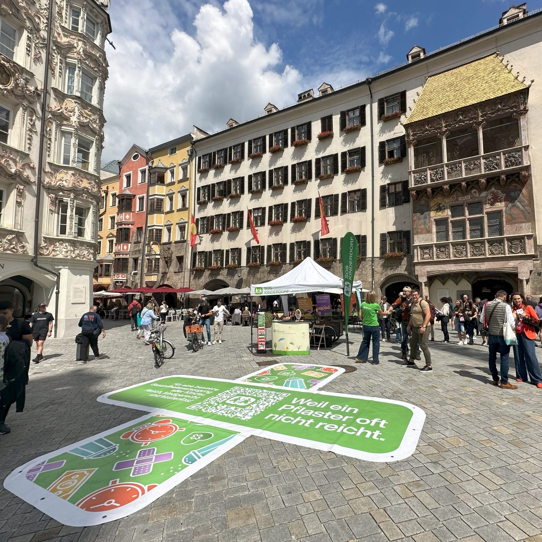Ein ein überdimensioniertes Pflaster, anlässlich eines Medientermins des SOS Kinderdorf zum Thema "Kindergesundheit darf kein Glücksspiel sein - SOS-Kinderdorf".