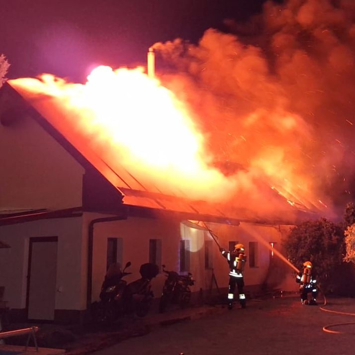 Die Einsatzkräfte der Feuerwehr bei der Brandbekämpfung.