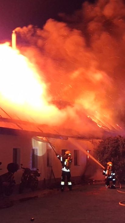 Die Einsatzkräfte der Feuerwehr bei der Brandbekämpfung.