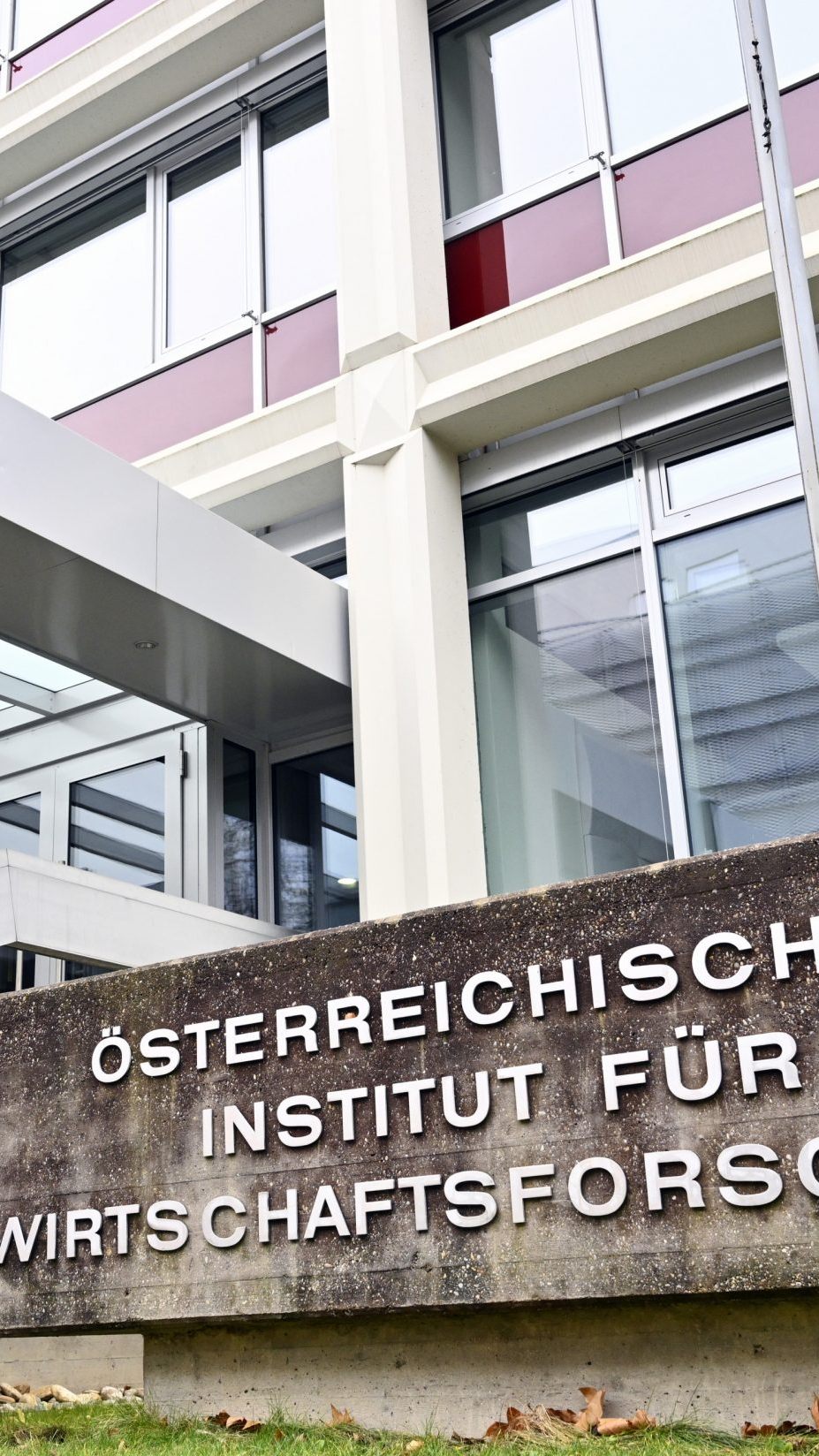 "Nachdem im ersten Quartal 2025 erste Belebungsanzeichen in der Industrie verzeichnet wurden, verlief die Dynamik aktuell schwach", so die WIFO-Ökonomen.