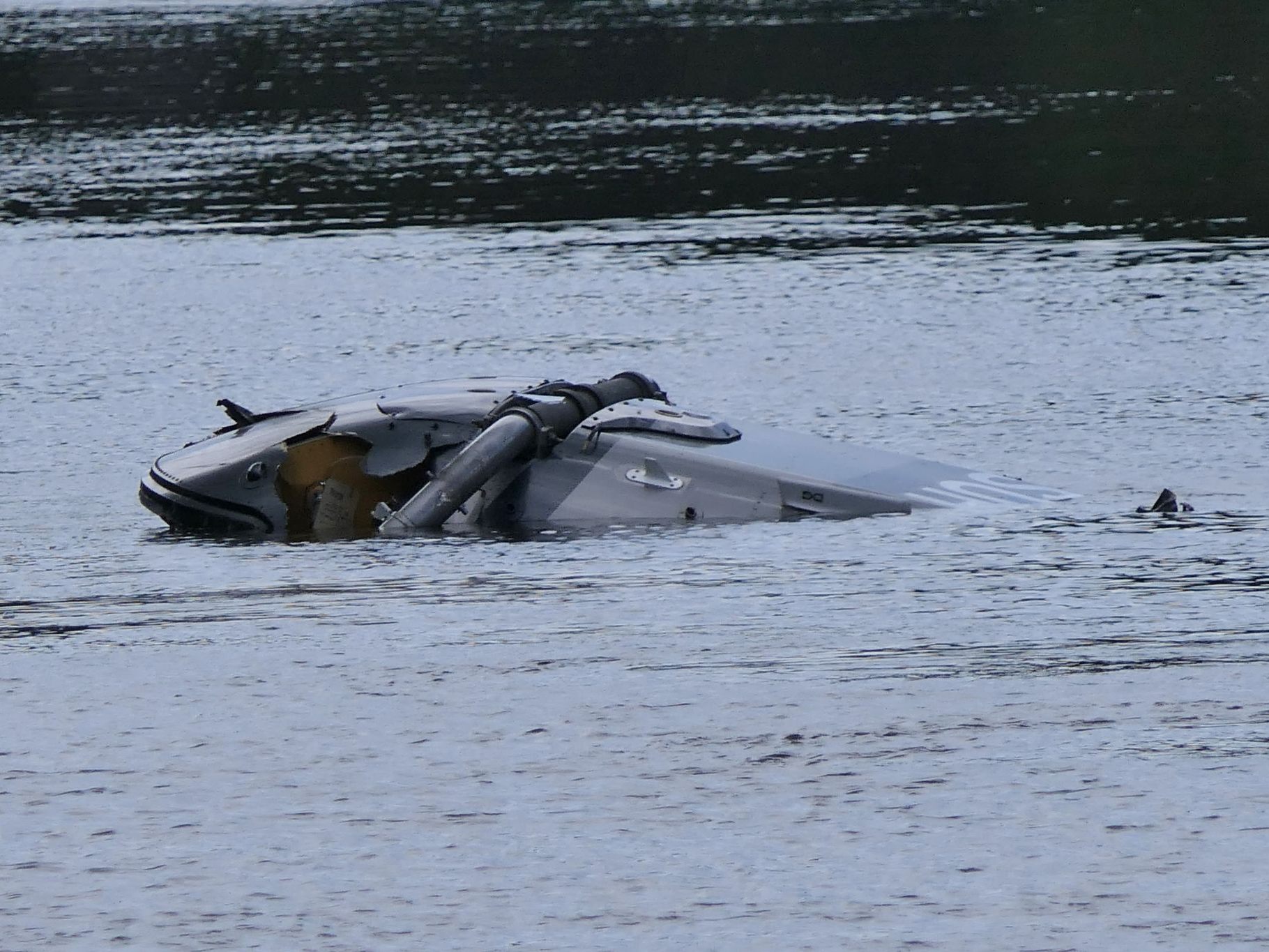 Ein Helikopter ist in der Nähe von Grimma in Sachsen in einen Fluss gestürzt. Ein Helikopter ist in der Nähe von Grimma in Sachsen in einen Fluss gestürzt.