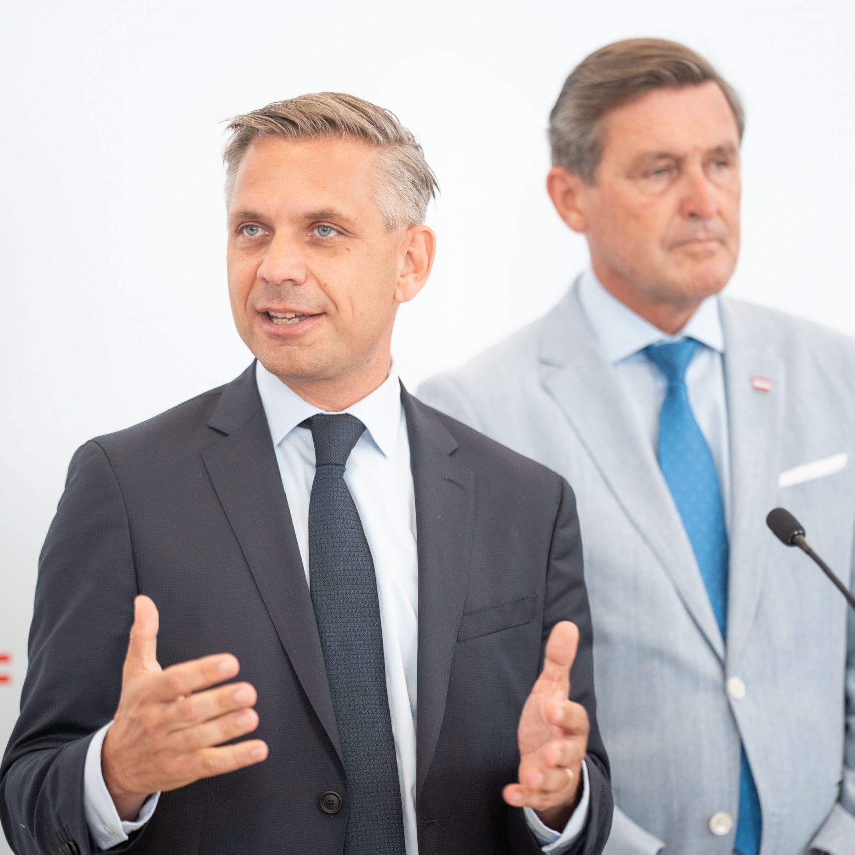 Bundesminister für Wirtschaft, Energie und Tourismus Wolfgang Hattmannsdorfer und Bundesminister für Innovation, Mobilität und Infrastruktur Peter Hanke.