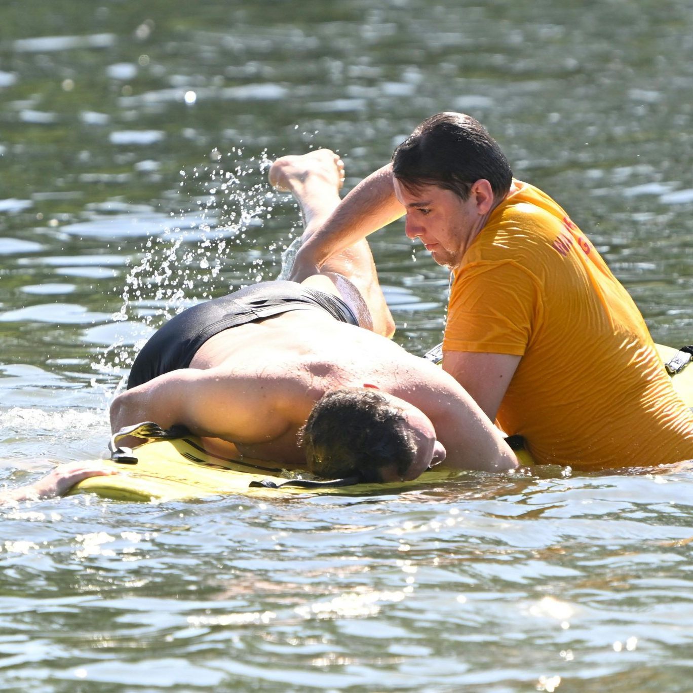 Droht jemand zu ertrinken, ist es wichtig, immer zuerst den Notruf zu wählen und dann selbst zu handeln.