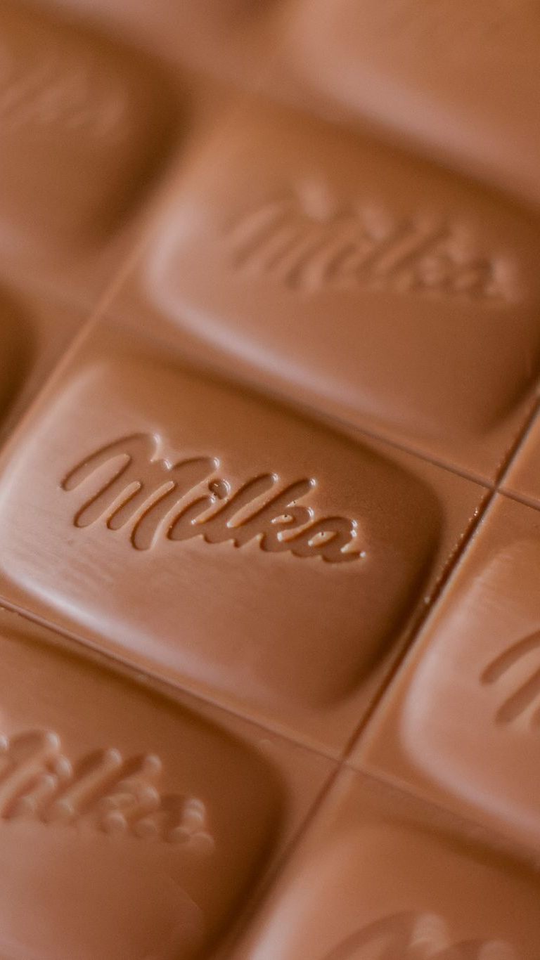 Milka-Schokolade enthält weniger, kostet mehr. Shrinkflation sorgt für versteckte Preiserhöhungen. Verbraucher fordern Transparenz.