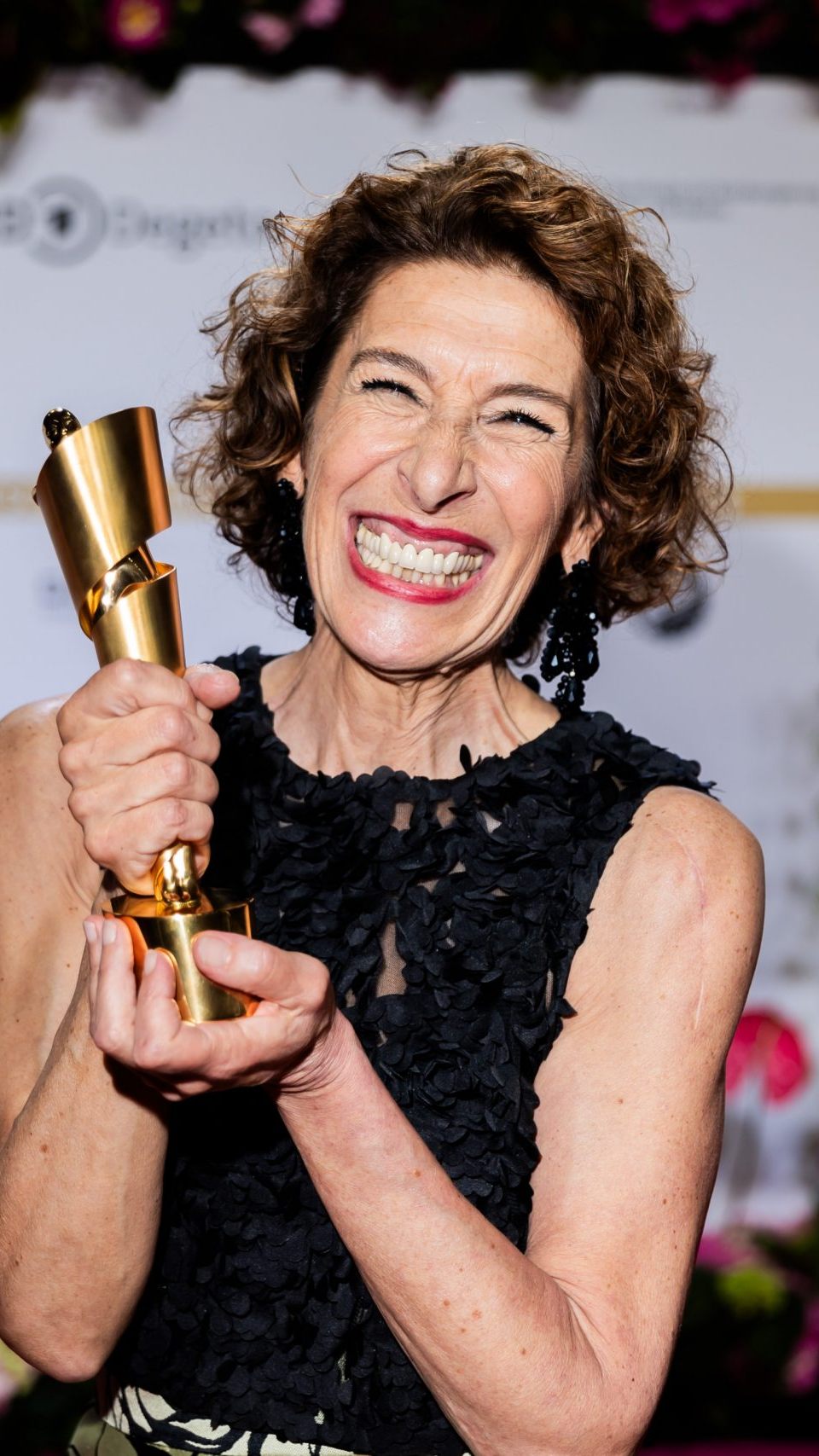 Tatort-Star Adele Neuhauser schlüpfet aus ihrer Krimi-Rolle in die ARD-Komödie „Mit und ohne Simone“