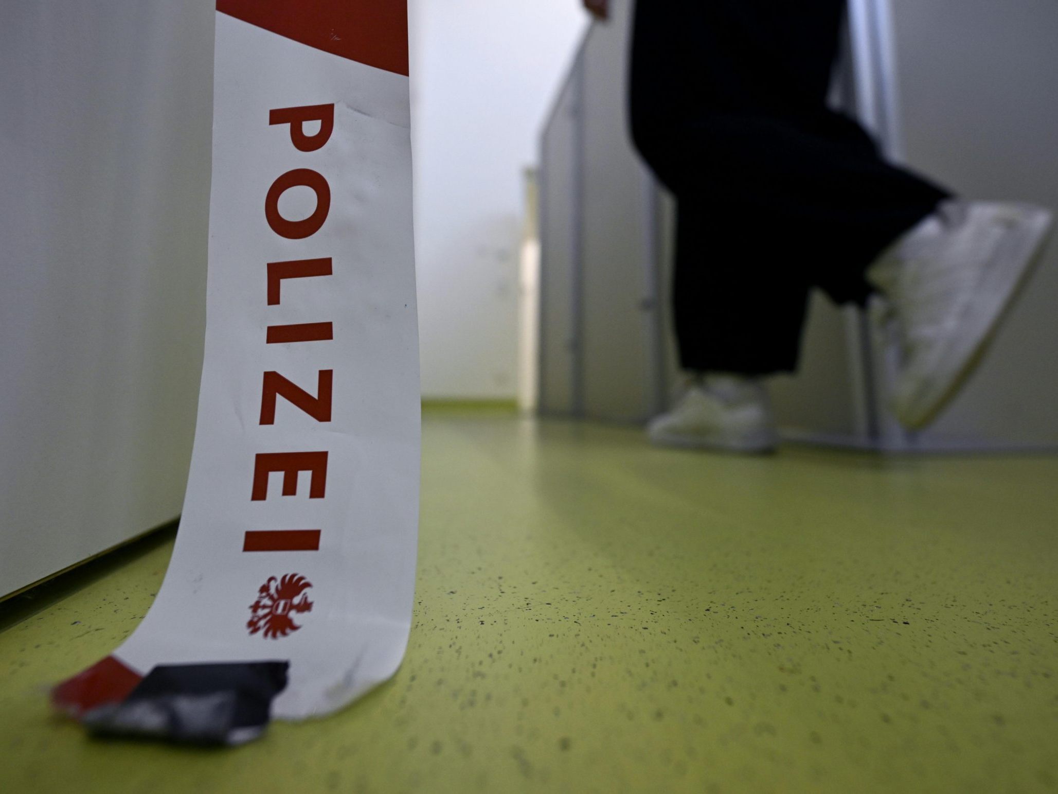 "Polizei" ist hier auf einem Absperrband zu lesen.