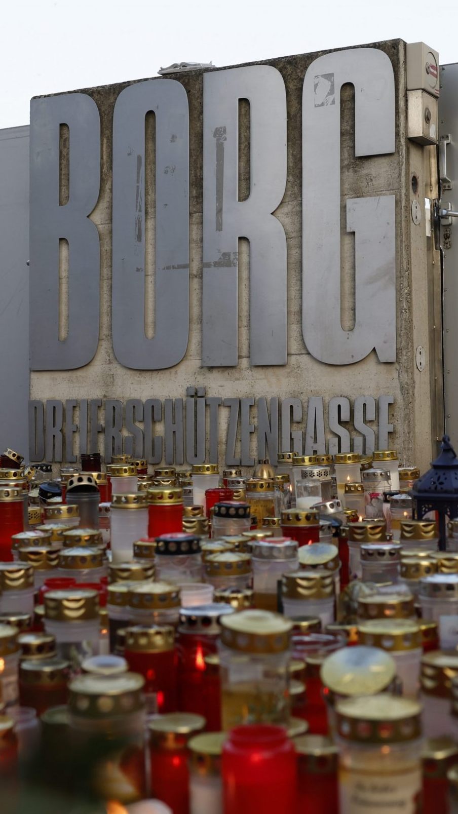 Kerzen zwei Tage nach dem Amoklauf. Vergangene Woche stieg in Graz ein Benefizspiel zwischen Köln und Leicester.