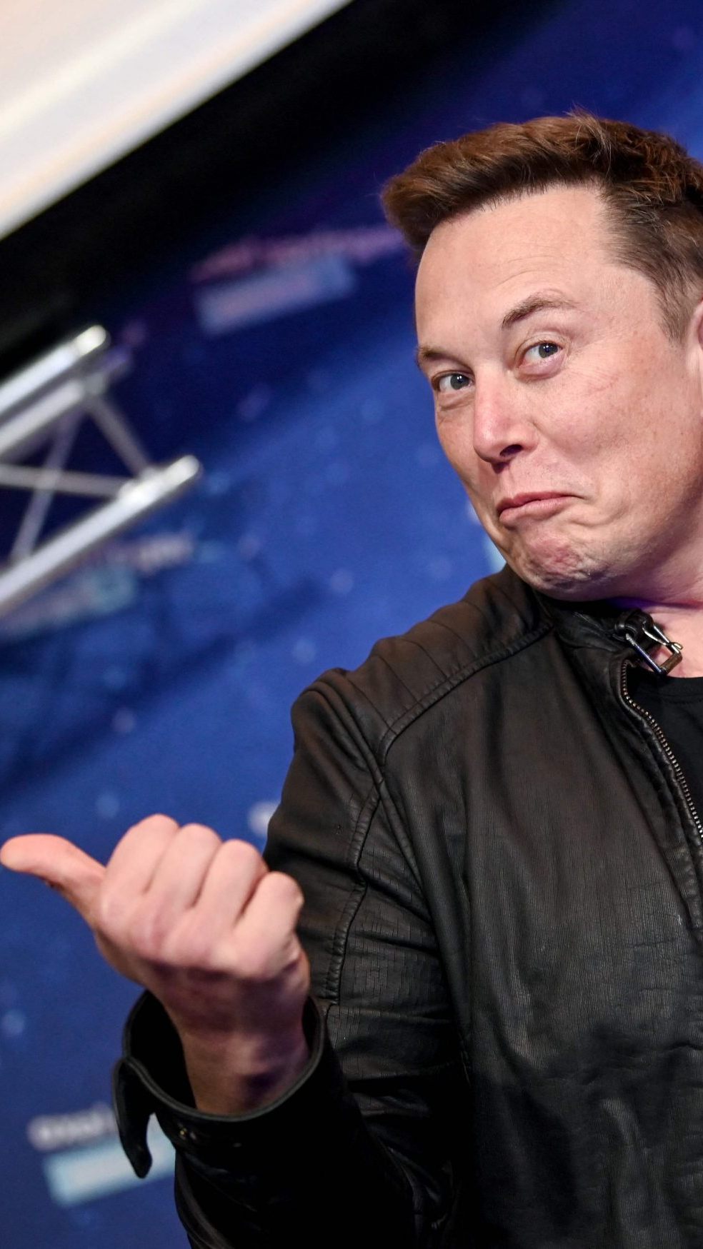 Elon Musks politische Ambitionen belasten Tesla-Aktien. Investoren fordern Fokus auf Kerngeschäft. Auswirkungen auf Aktienkurs und Vertrauen.