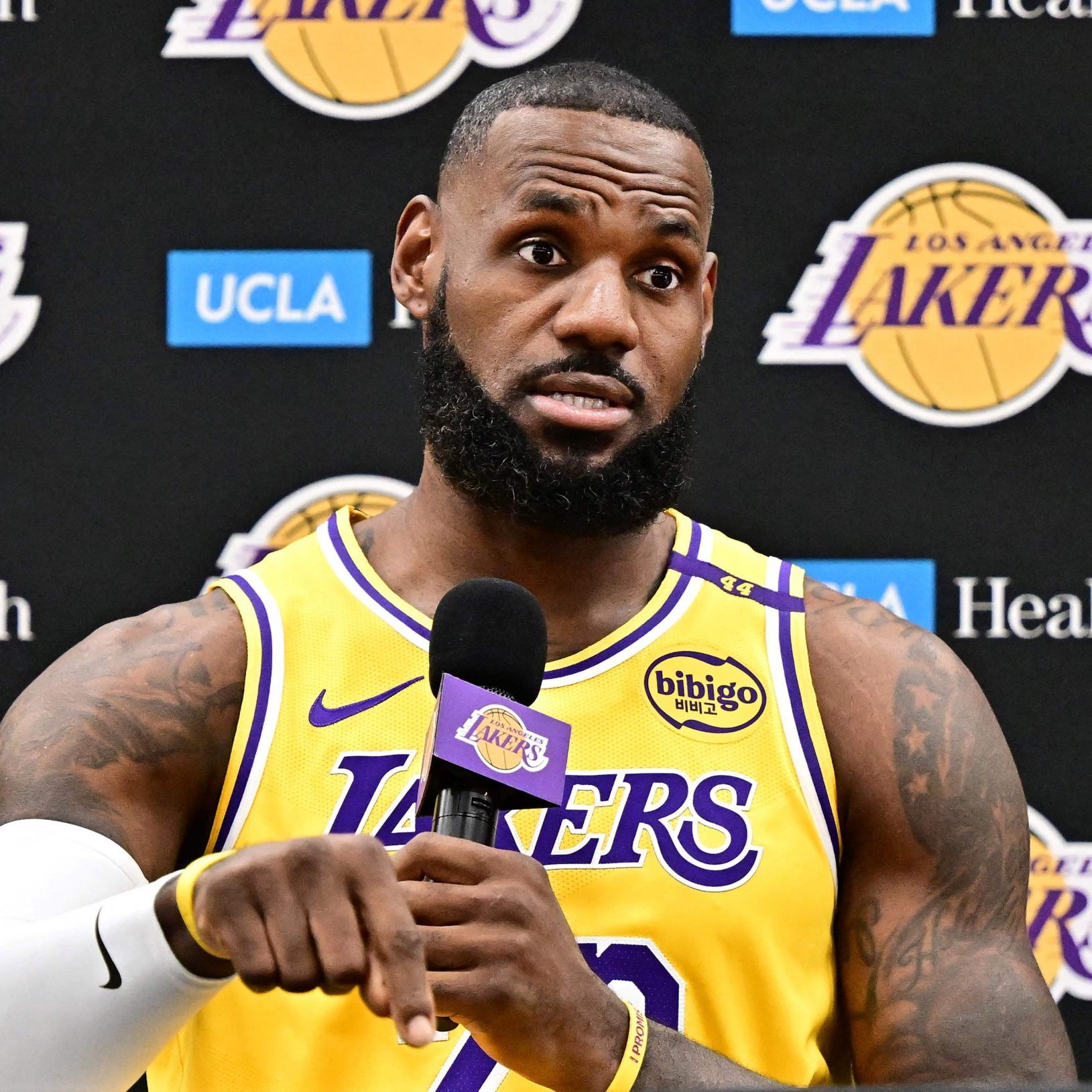 LeBron James wurde in einem Podcast mit Dopingvorwürfen konfrontiert.