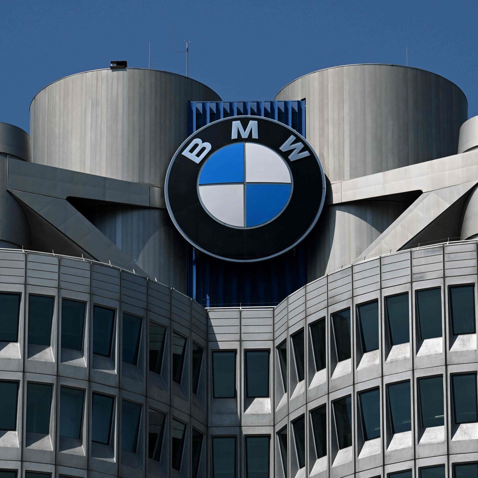 Auch BMW hat mit einem Gewinneinbruch zu kämpfen.