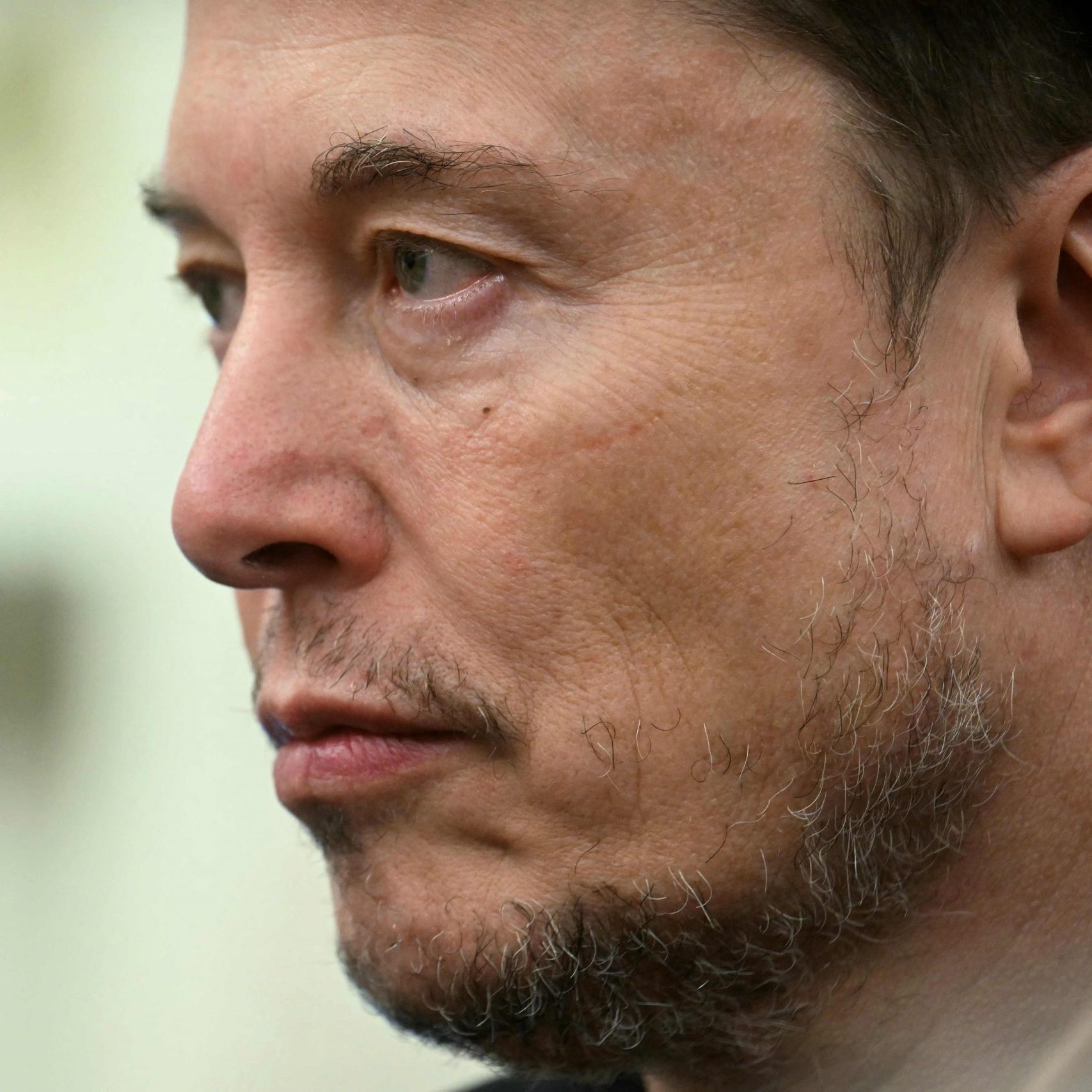 Elon Musk droht mit neuer Partei, falls Trumps 'Big Beautiful Bill' durchgeht. Politisches Beben in den USA droht.