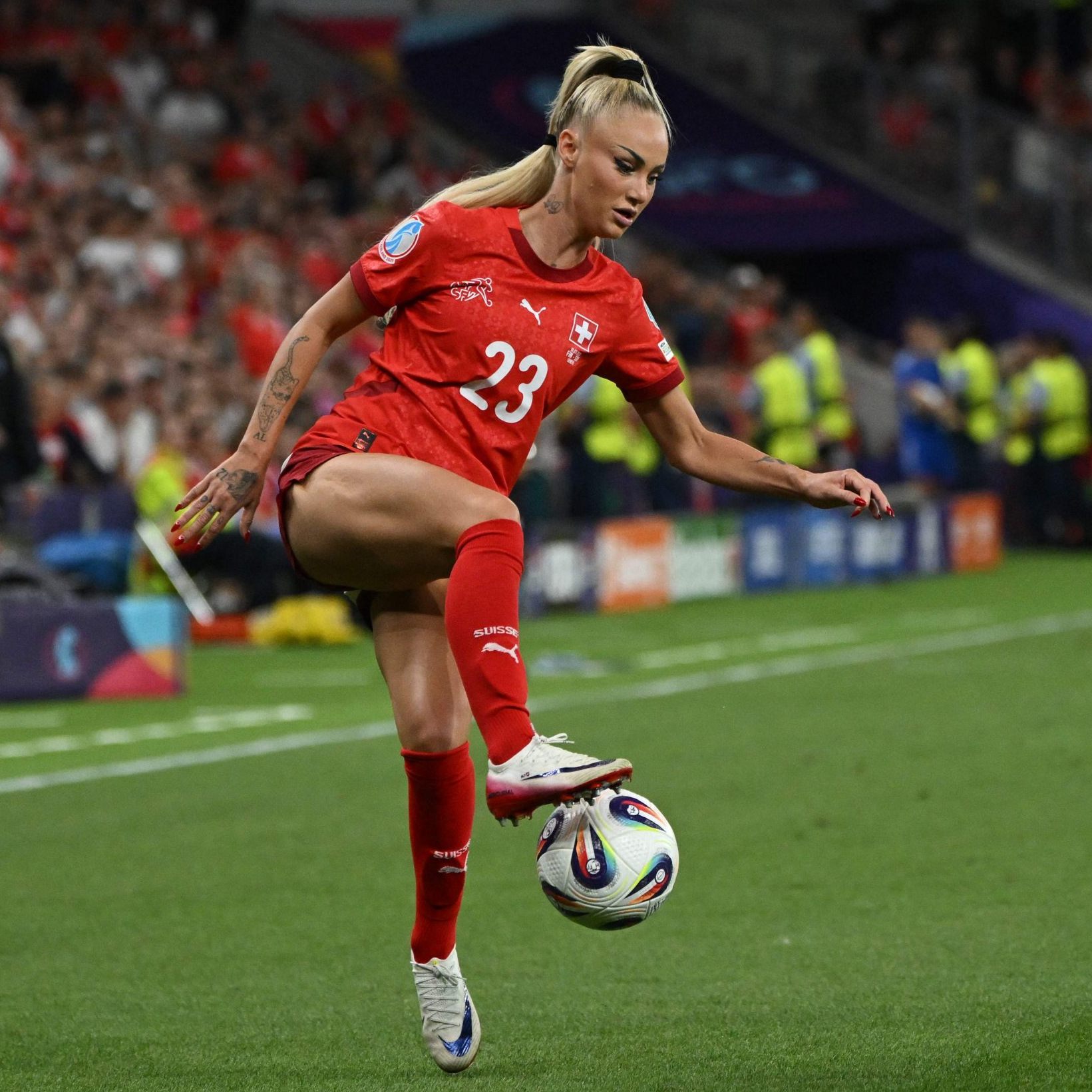 Alisha Lehmann erobert als Fußball-Influencerin die Social Media Welt. Ihre Doppelrolle polarisiert und fasziniert weit über den Sport hinaus.