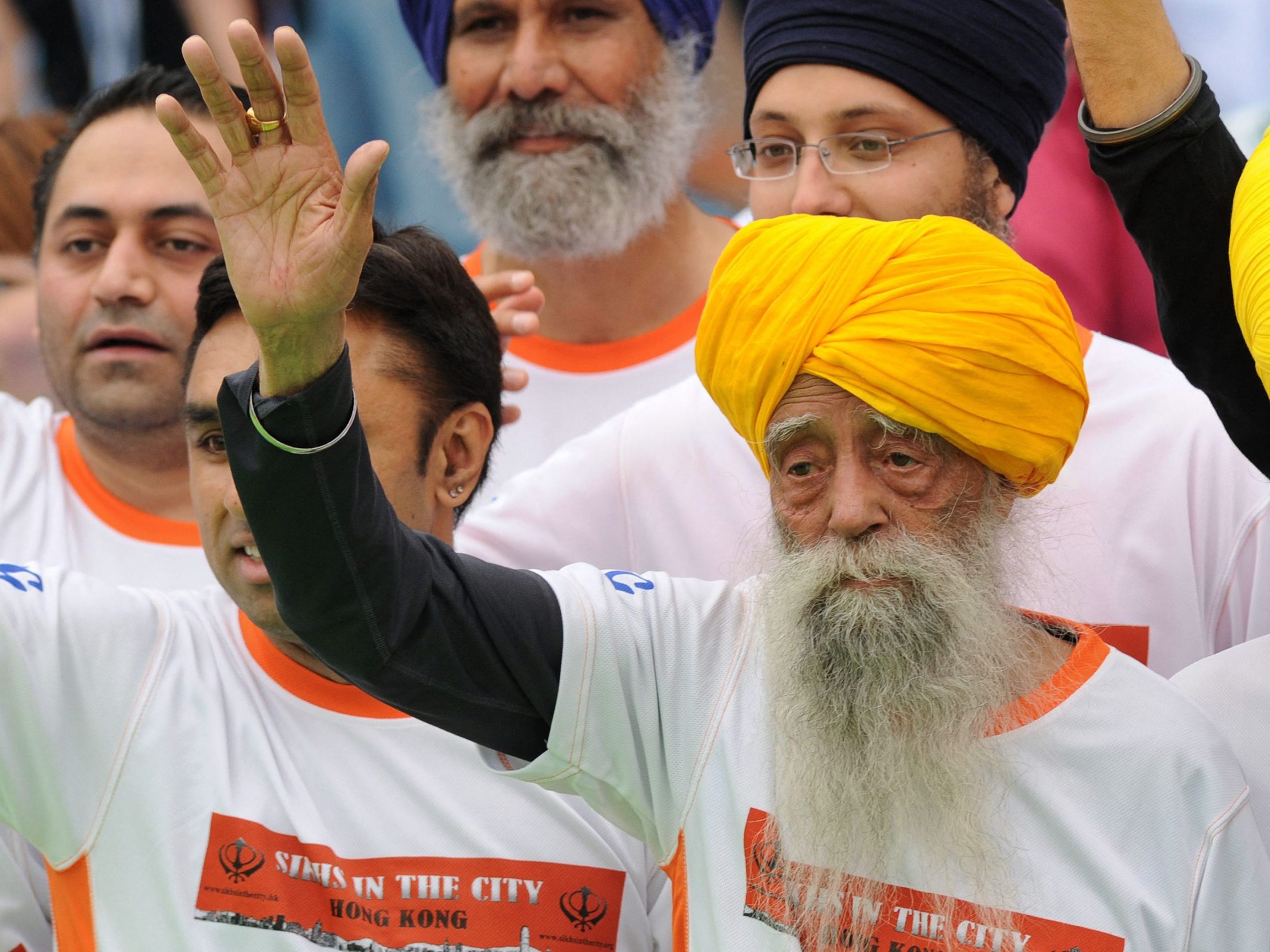 Fauja Singh (damals 100 Jahre alt) erhielt aufgrund seiner außergewöhnlichen Laufkarriere als ältester Marathonläufer der Welt zahlreiche kuriose Spitznamen – darunter „Turban-Tornado“, „Sikh-Superman“ und „Running Baba“ (laufender Großvater). Fauja Singh (damals 100 Jahre alt) erhielt aufgrund seiner außergewöhnlichen Laufkarriere als ältester Marathonläufer der Welt zahlreiche kuriose Spitznamen – darunter „Turban-Tornado“, „Sikh-Superman“ und „Running Baba“ (laufender Großvater).