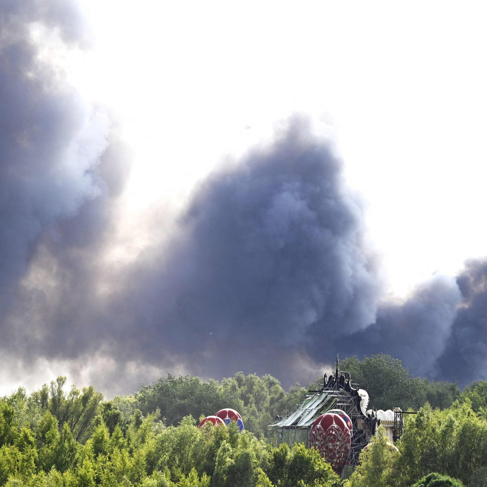 Feuer zerstört Tomorrowland-Bühne, Festival bleibt. Ursache unklar, Ersatzlösungen in Arbeit.