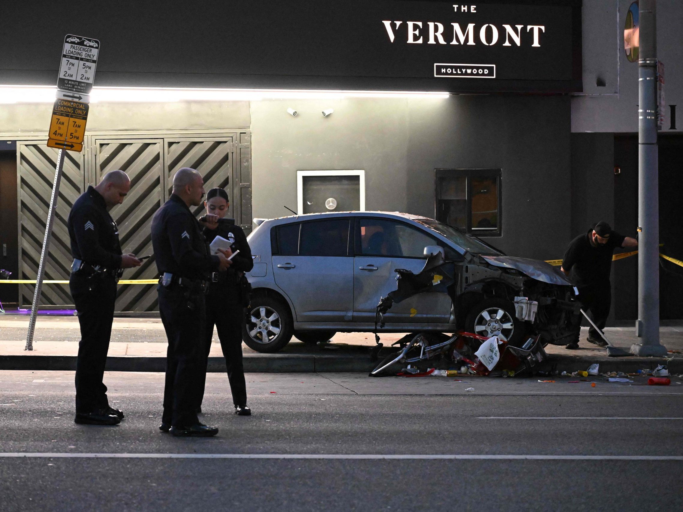 Auto trifft Passanten auf berühmter Straße in L.A. Auto trifft Passanten auf berühmter Straße in L.A.