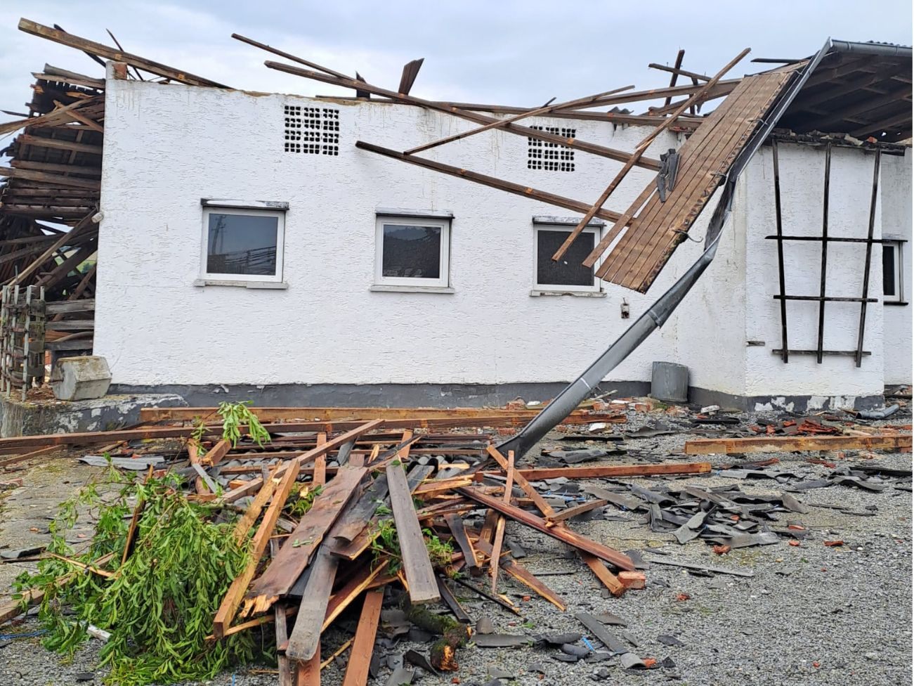 Regionale Windhose in Oberösterreich beschädigte mindestens 25 Häuser.